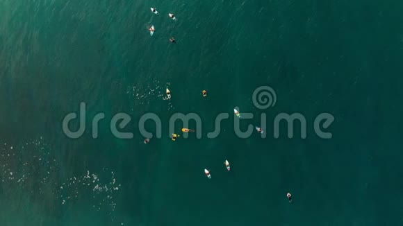 带冲浪者和蓝色桶波的海景上景冲浪和海浪视频的预览图
