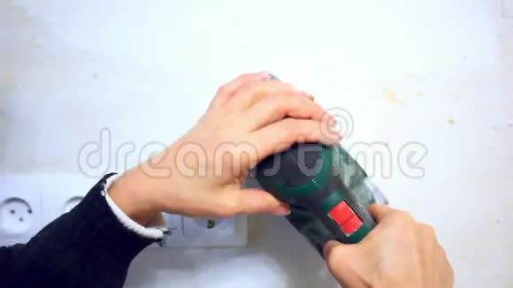 石膏女性手在石膏中打磨视频的预览图