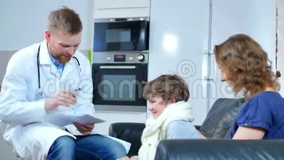 家庭医生找到了生病的男孩和他的母亲他检查一个孩子并把阅读记录在笔记本上视频的预览图