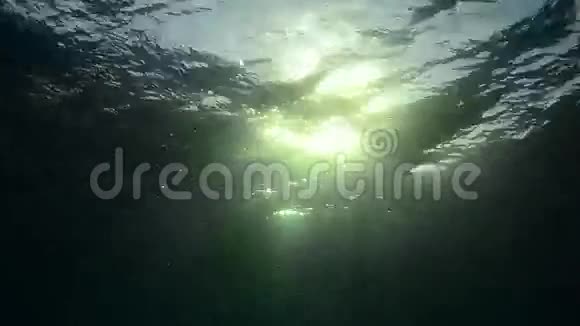 水下的太阳爆炸视频的预览图