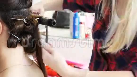 美容院的一个年轻女孩留了发型视频的预览图