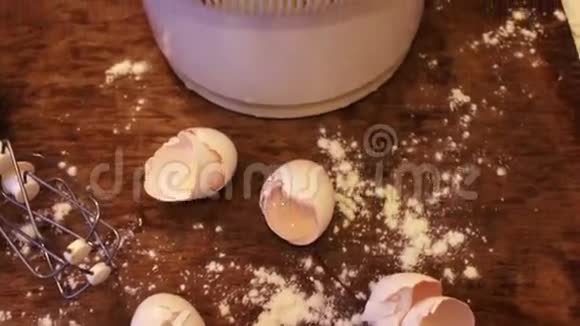 白锅里的生鸡蛋视频的预览图