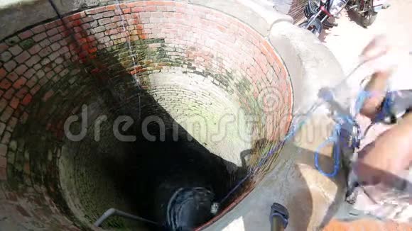 从井里拉水容器视频的预览图