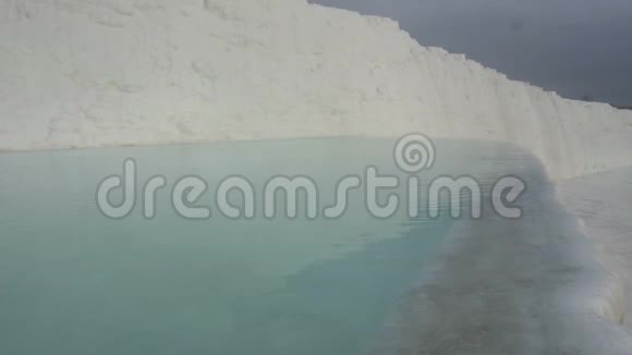 土耳其帕慕克凯尔有蓝色水的石灰视频的预览图