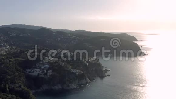西班牙4K无人驾驶飞机夏季在地中海上飞行视频的预览图