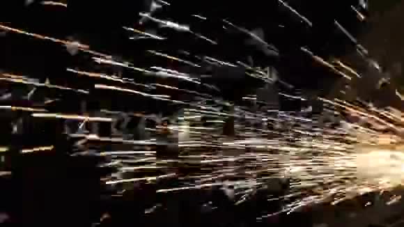 角驱动磨床上的火花在黑暗背景下视频的预览图