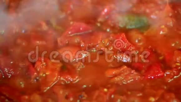 烹饪新鲜蔬菜番茄和胡椒视频的预览图
