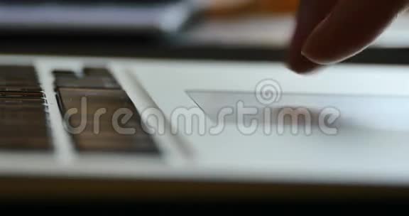 手指操作触摸板电脑笔记本电脑键盘输入特写视频的预览图