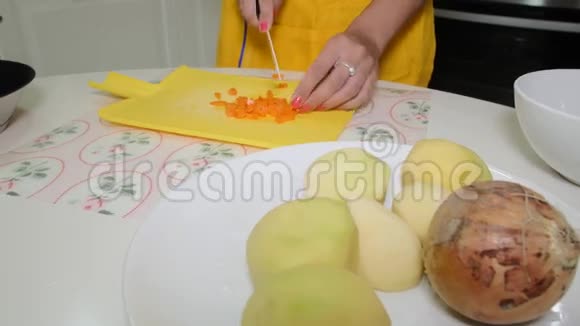 女人在切割板上切胡萝卜视频的预览图