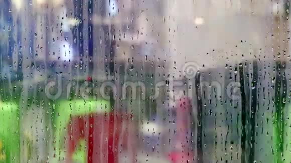 商店橱窗玻璃上的水滴滑落视频的预览图