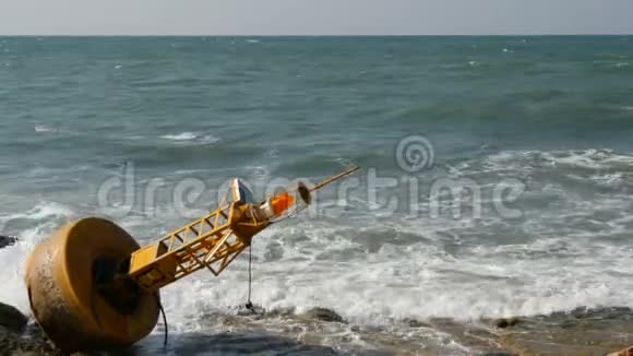蔚蓝海岸的黄色大浮标波浪撞击浮标视频的预览图