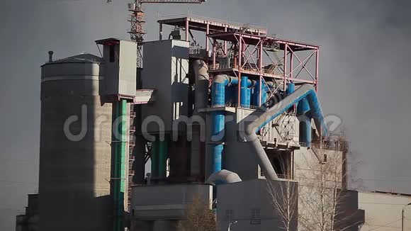 录像工作水泥工厂制造烟雾视频的预览图