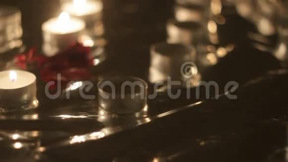 蜡烛旁边的玫瑰花瓣特写视频的预览图