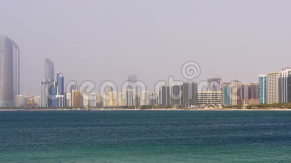 阿布扎比夏日海滩湾全景图4k阿联酋视频的预览图