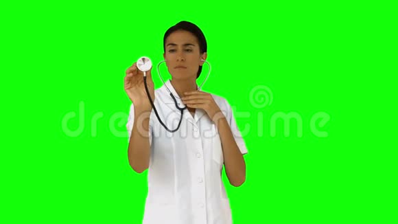 护士用听诊器听诊视频的预览图