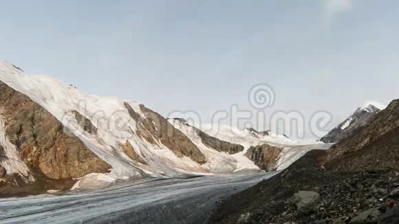 高山上乌云密布的冰川视频的预览图