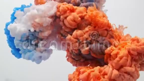 溅出的橙色颜料抽象背景视频的预览图