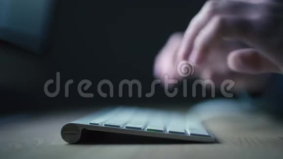 男性手在键盘上打字视频的预览图