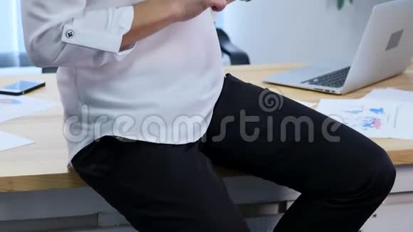 办公室的女士使用空白屏幕平板电脑视频的预览图