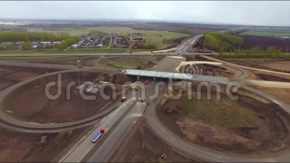 一条新公路的空中景观建设视频的预览图