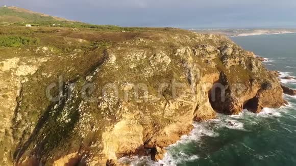日落时分葡萄牙卡波达罗卡的岩石海滩视频的预览图