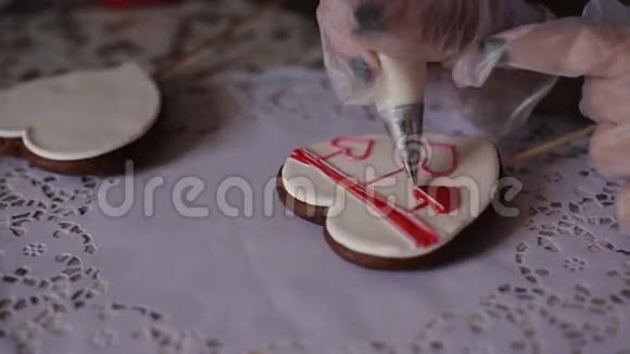 糖果师以心形装饰饼干视频的预览图
