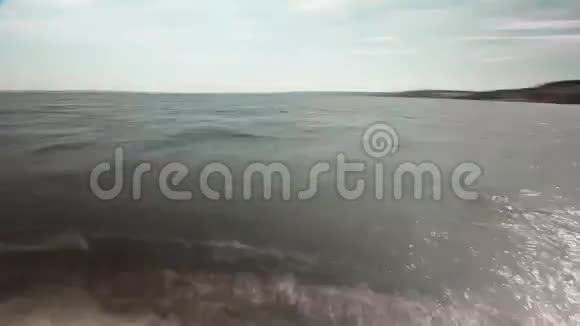 夏季河流上浮船的时间流逝视频的预览图