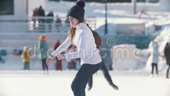 少女在户外公共冰场滑冰视频的预览图