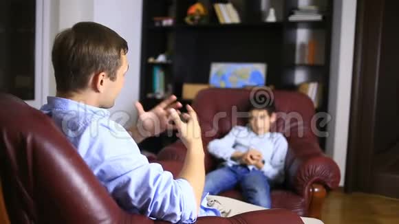 男性治疗师与青少年进行心理咨询一位少年在一个视频的预览图