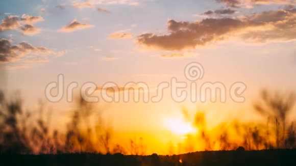 日落的天空明亮的戏剧性天空在黄色橙色蓝色的颜色视频的预览图