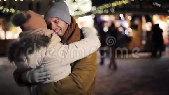 圣诞快乐的情侣聚会和拥抱视频的预览图