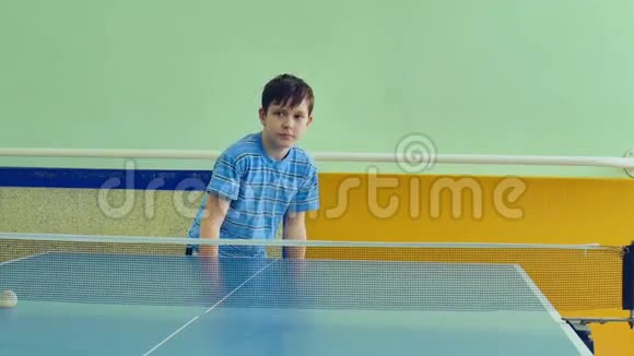 男孩打乒乓球慢视频运动视频的预览图
