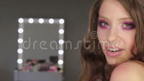 粉妆艳抹的迷人年轻女子视频的预览图