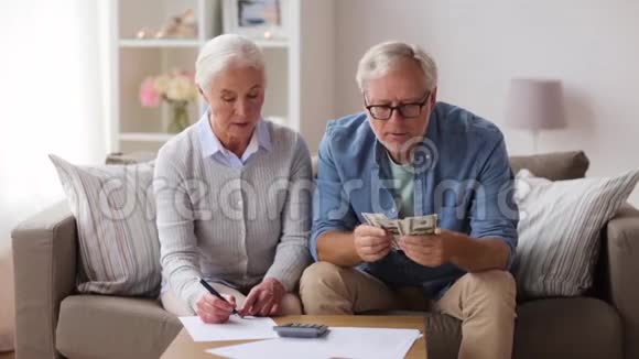 家里有钱有帐的老夫妇视频的预览图