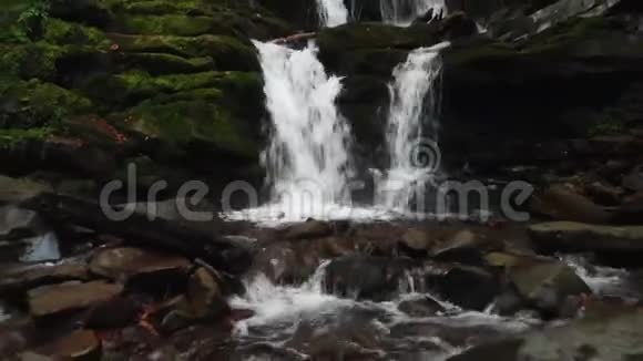 秋天国家公园瀑布视频的预览图
