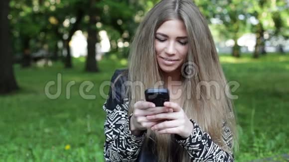 年轻的金发女人带着智能手机视频的预览图