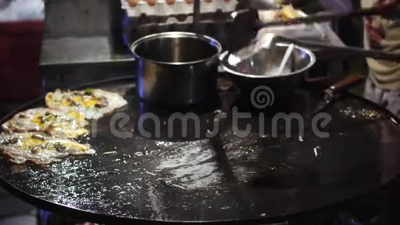 户外烹饪泰国菜煎煮油馅饼视频的预览图