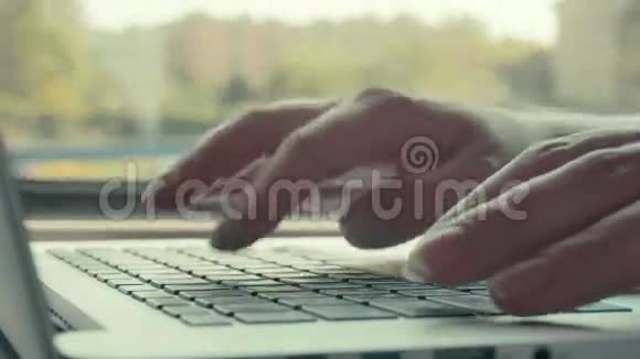 女人在火车上用笔记本电脑视频的预览图