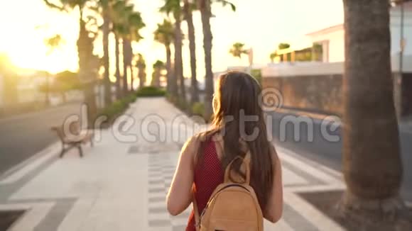 摄影女游客在日落时分用相机在美丽的热带风景中拍照视频的预览图