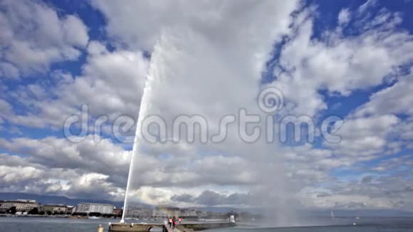 泽涅瓦湖畔的工作喷泉视频的预览图