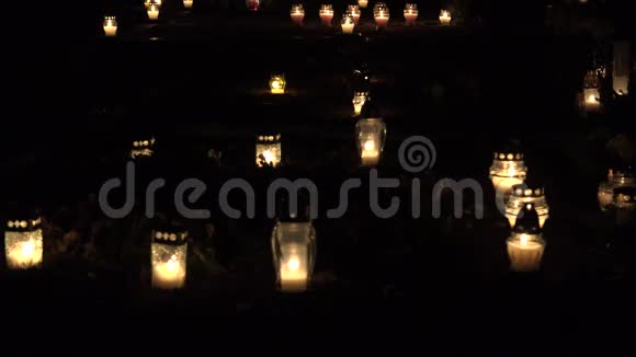 蜡烛照亮了墓地里所有圣徒的白天4K视频的预览图