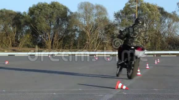 摩托车在球果之间的交通实践视频的预览图