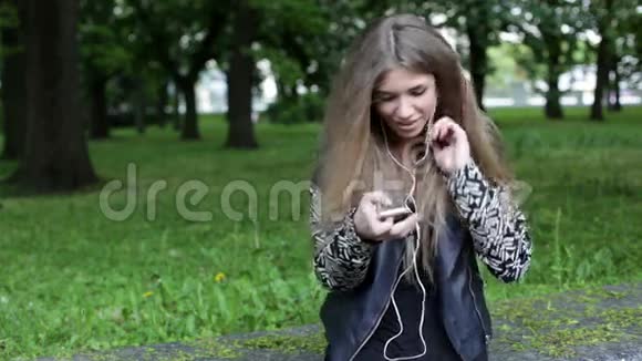 年轻的金发女人带着智能手机视频的预览图