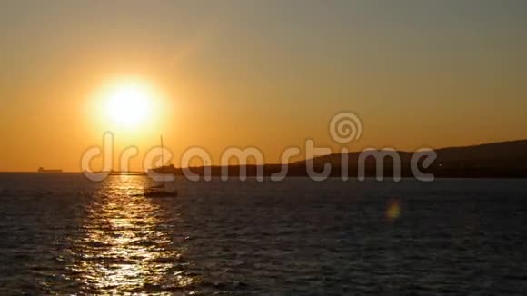 日落大海上绚丽的夜空视频的预览图