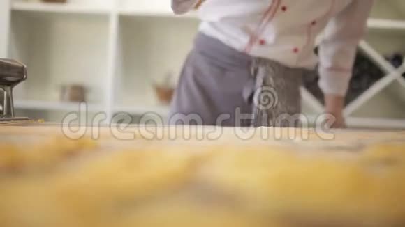 厨房里的厨师在准备糊状物视频的预览图