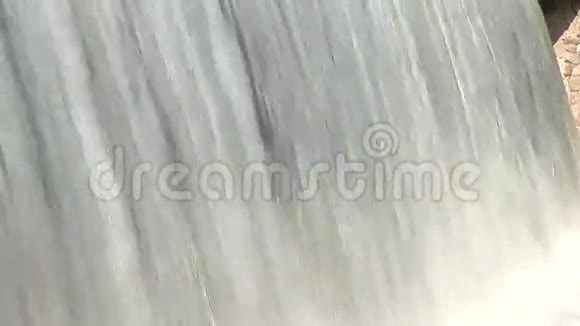 近距离拍摄美丽的人造瀑布室内视频的预览图