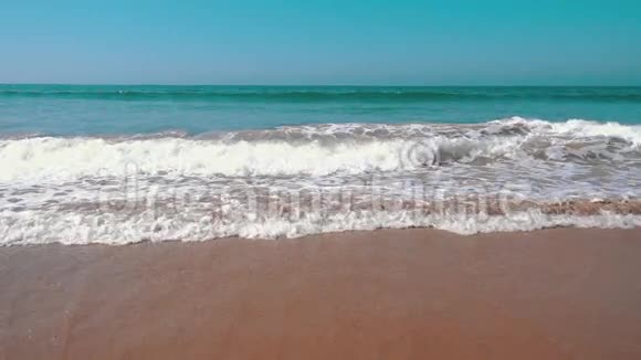 太阳反射的慢运动海浪视频的预览图