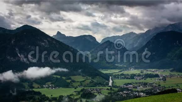 从奥地利阿尔卑斯山和洛费尔市时间推移的豪斯洛德比奇湖看风景视频的预览图