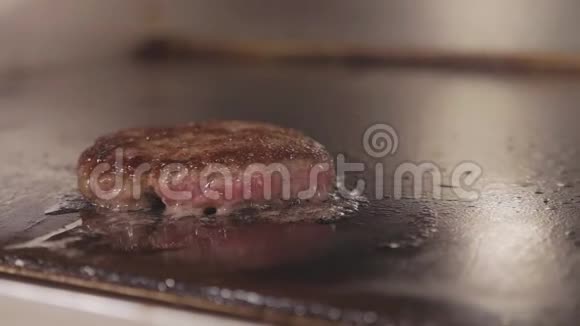 街面美食餐厅特写烧烤汉堡的煎面视频的预览图
