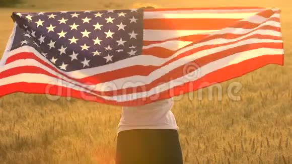 4K视频剪辑混合种族非裔美国少女女青年裹着美国的美国星条旗视频的预览图